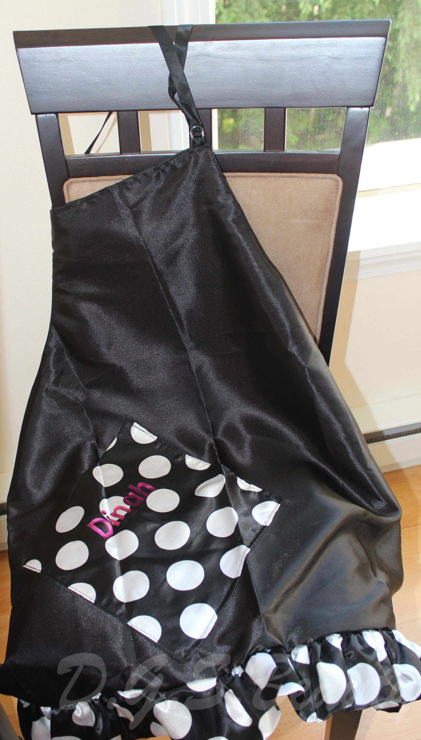 Razor Sharp Salon Wear Apron Review